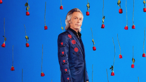 Image of Jim Lauderdale w/ guests (partially seated)
